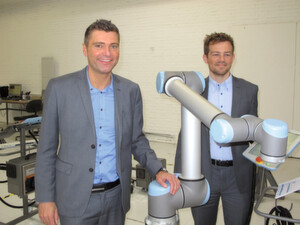 CCO Thomas Visti (links) und CTO Esben Østergaard mit dem neuen UR10-Roboter. Er bietet mehr Traglast und Reichweite. (Bild: Kroh) CCO Thomas Visti (links) und CTO Esben Østergaard mit dem neuen UR10-Roboter. Er bietet mehr Traglast und Reichweite. (Bild: Kroh)