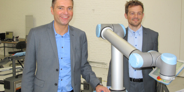 CCO Thomas Visti (links) und CTO Esben Østergaard mit dem neuen UR10-Roboter. Er bietet mehr Traglast und Reichweite. (Bild: Kroh) CCO Thomas Visti (links) und CTO Esben Østergaard mit dem neuen UR10-Roboter. Er bietet mehr Traglast und Reichweite. (Bild: Kroh)