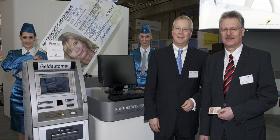 Geld abheben mit dem neuen Personalausweis (Foto: Bundesdruckerei) Geld abheben mit dem neuen Personalausweis (Foto: Bundesdruckerei)