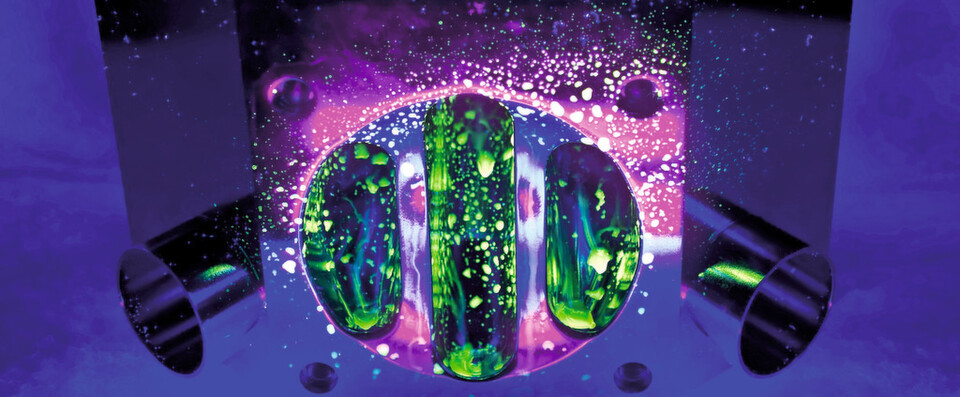 Riboflavin fluorescence in a Robolux multi-port valve body under UV light before (a) and after (b) rinsing with deionized water. After rinsing, no riboflavin can be detected (Picture: Bürkert) Riboflavin fluorescence in a Robolux multi-port valve body under UV light before (a) and after (b) rinsing with deionized water. After rinsing, no riboflavin can be detected (Picture: Bürkert)
