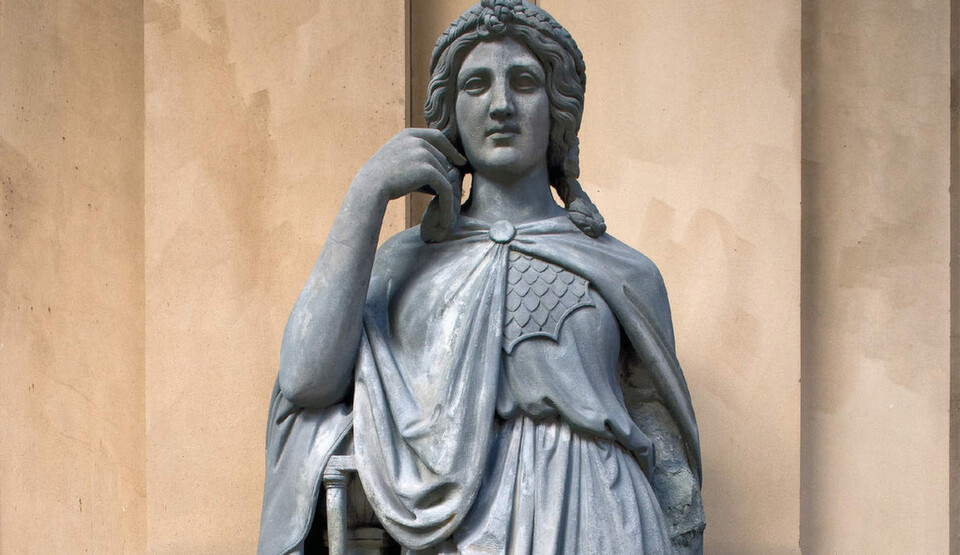Statue Europa von der Fassade der ehemaligen Alten Börse, geschaffen von Johann Nepomuk Zwerger (1796–1868) nach dem Entwurf von Karl Eduard Wendelstadt (1815–41) Statue Europa von der Fassade der ehemaligen Alten Börse, geschaffen von Johann Nepomuk Zwerger (1796–1868) nach dem Entwurf von Karl Eduard Wendelstadt (1815–41)