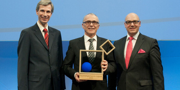 Eingerahmt: Dr. Michael Hauf, Leiter Markenlogistik der Audi AG erhielt aus den Händen von Roman Stiftner, den Präsidenten der BVL Österreich (links) und Prof. Raimund Klinkner, Vorsitzender des Vorstands der BVL Deutschland, den Nachhaltigkeitspreis Logistik. (Bild: BVL) Eingerahmt: Dr. Michael Hauf, Leiter Markenlogistik der Audi AG erhielt aus den Händen von Roman Stiftner, den Präsidenten der BVL Österreich (links) und Prof. Raimund Klinkner, Vorsitzender des Vorstands der BVL Deutschland, den Nachhaltigkeitspreis Logistik. (Bild: BVL)
