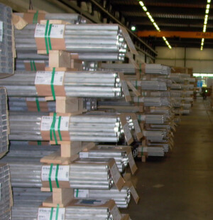 Die Stapelform des Sechseckbundes aus Aluminiumstangen macht den Einsatz spezieller Behälter erforderlich. (Bild: Herrmann + Hieber)