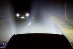 Die neue Lichttechnik, die Opel jetzt zu Testzwecken in einen Insignia eingebaut hat, spart durch Teilabschaltung einzelner Leuchtdioden automatisch entgegenkommende Fahrzeuge aus. 
