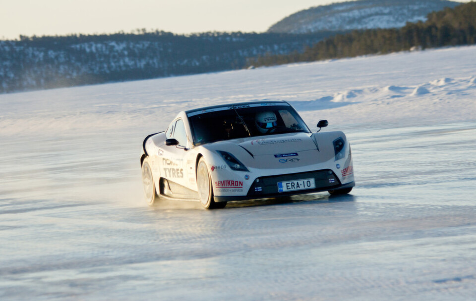 Nokian-Reifen sind die Schnellsten auf Eis auch mit einem Elektroauto und erzielten einen neuen Weltrekord mit 252,09 km/h. Nokian-Reifen sind die Schnellsten auf Eis auch mit einem Elektroauto und erzielten einen neuen Weltrekord mit 252,09 km/h.