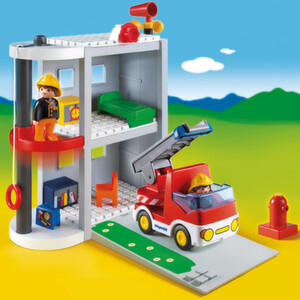 Das Playmobil-Geschäft boomt. Mit dem Hochregallager 5 wurde kürzlich Platz geschaffen für weitere 12.000 Paletten. Bedient wird das HRL mit RBG von Kardex Mlog. (Bild: Geobra Brandstätter) Das Playmobil-Geschäft boomt. Mit dem Hochregallager 5 wurde kürzlich Platz geschaffen für weitere 12.000 Paletten. Bedient wird das HRL mit RBG von Kardex Mlog. (Bild: Geobra Brandstätter)