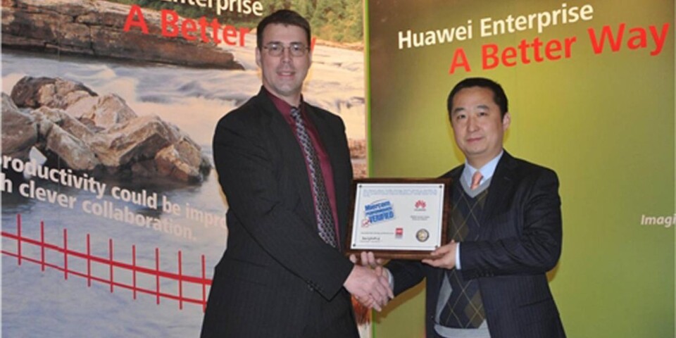 Liu Shaowei (rechts), Präsident der Enterprise IP Product Line von Huawei, erhält die Urkunde aus der Hand von Miercom-CEO Robert Smithers. Liu Shaowei (rechts), Präsident der Enterprise IP Product Line von Huawei, erhält die Urkunde aus der Hand von Miercom-CEO Robert Smithers.