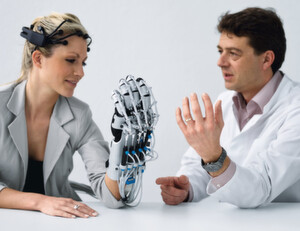 Zusammen mit einem Brain Computer Interface unterstützt die servopneumatische „ExoHand“ Schlaganfall-Patienten mit Lähmungserscheinungen bei der Rehabilitation