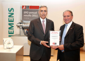 Patent-Europameister: Benoît Battistelli (rechts), Präsident des Europäischen Patentamtes überreicht die Urkunde an Peter Löscher (links), Vorstandsvorsitzender von Siemens. Nach dem Ranking 2011 des Europäischen Patentamts meldete Siemens dort im abgelaufenen Kalenderjahr 2.235 (ohne Osram 1.994) Patente an und erreichte damit Platz 1 in Europa. (Siemens) Patent-Europameister: Benoît Battistelli (rechts), Präsident des Europäischen Patentamtes überreicht die Urkunde an Peter Löscher (links), Vorstandsvorsitzender von Siemens. Nach dem Ranking 2011 des Europäischen Patentamts meldete Siemens dort im abgelaufenen Kalenderjahr 2.235 (ohne Osram 1.994) Patente an und erreichte damit Platz 1 in Europa. (Siemens)