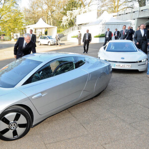 Martin Winterkorn (links) und Prof. Dr. Ferdinand Piëch (im Auto) fuhren zur Hauptversammlung jeweils mit einem XL1 vor.