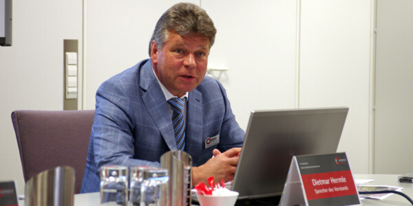 „Wir verzeichnen eine rege Nachfrage nach unseren größeren Maschinen”, sagte Dietmar Hermle, Vorstandssprecher der Hermle AG. „Wir verzeichnen eine rege Nachfrage nach unseren größeren Maschinen”, sagte Dietmar Hermle, Vorstandssprecher der Hermle AG.