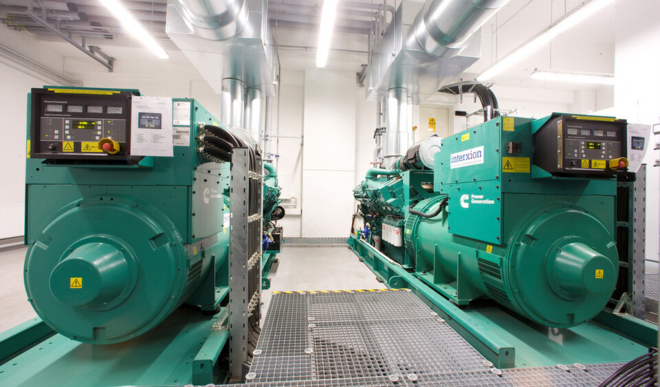 Am 17. April hat Interxion sein 7. Frankfurter Rechenzentrum in Betrieb genommen. DataCenter-Insider durfte sich die innerste Technik anschauen. Hier sind zwei Dieselgeneratoren, die den Rechenzentrumsbetrieb sichern, wenn der Strom ausfällt und die USV-Anlagen nicht mehr ausreichen. Am 17. April hat Interxion sein 7. Frankfurter Rechenzentrum in Betrieb genommen. DataCenter-Insider durfte sich die innerste Technik anschauen. Hier sind zwei Dieselgeneratoren, die den Rechenzentrumsbetrieb sichern, wenn der Strom ausfällt und die USV-Anlagen nicht mehr ausreichen.