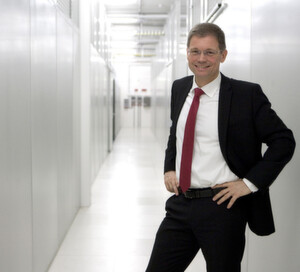 Peter Knapp, Geschäftsführer der Interxion Deutschland GmbH, bezeichnet sein Geschäft als „Hotel für Carrier“. Peter Knapp, Geschäftsführer der Interxion Deutschland GmbH, bezeichnet sein Geschäft als „Hotel für Carrier“.