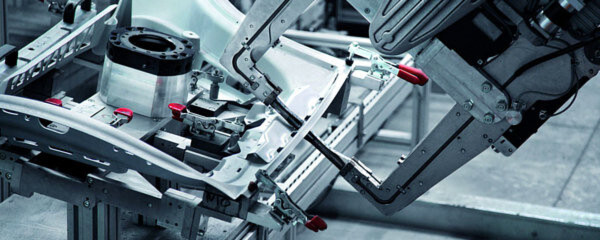 Im Takt von rund 100 Sekunden schweißen die Fachleute von Georg Fischer am österreichischen Standort Altenmark pro Fahrzeugtür 16 Punkte von exakt je fünf Millimeter im Durchmesser. Im Takt von rund 100 Sekunden schweißen die Fachleute von Georg Fischer am österreichischen Standort Altenmark pro Fahrzeugtür 16 Punkte von exakt je fünf Millimeter im Durchmesser.