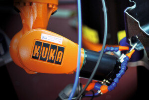 Une première: Des coques de valise en fibres composites sont customisées à base de carbone, grâce à l'usage d'un bras de robot. Une première: Des coques de valise en fibres composites sont customisées à base de carbone, grâce à l'usage d'un bras de robot.
