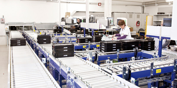Bild 1: Das Zentrallager dient sowohl der Zwischenlagerung von Bauteilen, die für die Produktion der Antriebskomponenten und -systeme benötigt werden, als auch der Lagerung und Kommissionierung von Fertigwaren. Bild 1: Das Zentrallager dient sowohl der Zwischenlagerung von Bauteilen, die für die Produktion der Antriebskomponenten und -systeme benötigt werden, als auch der Lagerung und Kommissionierung von Fertigwaren.