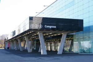 L'entrée de la salle des congrès et des expositions à Bernexpo.
