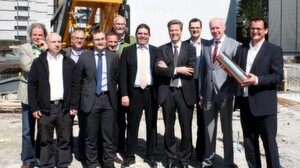 Weltbild-Logistik-Chef Karl Strüning mit der Zeitkapsel, die Weltbild-Geschäftsführer Carel Halff, Dr. Klaus Driever und Dr. Martin Beer, Bernhard Waldmann (Geiger Bau), Olaf Küstner (Elektrotechnik), Harald Brückel (Geiger), Dr. Mirko Wilhelm (Weltbild), Rudolf Reisch (Statiker), Werner Steininger (TGW) und Architekt Peter Kögl (von rechts). Weltbild-Logistik-Chef Karl Strüning mit der Zeitkapsel, die Weltbild-Geschäftsführer Carel Halff, Dr. Klaus Driever und Dr. Martin Beer, Bernhard Waldmann (Geiger Bau), Olaf Küstner (Elektrotechnik), Harald Brückel (Geiger), Dr. Mirko Wilhelm (Weltbild), Rudolf Reisch (Statiker), Werner Steininger (TGW) und Architekt Peter Kögl (von rechts).