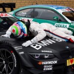 Bruno Spengler (BMW Team Schnitzer) feiert seinen Sieg.