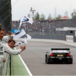 Das BMW-Team bejubelt die Zieleinfahrt.