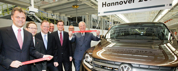v.l.: Dr. Wolfgang Schreiber, Sprecher des Markenvorstands Volkswagen Nutzfahrzeuge; Thomas Zwiebler, Betriebsratsvorsitzender von Volkswagen Nutzfahrzeuge; Oberbürgermeister der Stadt Hannover Stephan Weil; Bernd Osterloh, Volkswagen-Gesamtbetriebsratsvorsitzenden; Ministerpräsident von Niedersachsen David McAllister; Prof. Dr. Horst Neumann Mitglied des Vorstands der Volkswagen AG, Geschäftsbereich Personal und Organsiation; Prof. Dr. Martin Winterkorn, Vorsitzender des Vorstands der Volkswagen AG. v.l.: Dr. Wolfgang Schreiber, Sprecher des Markenvorstands Volkswagen Nutzfahrzeuge; Thomas Zwiebler, Betriebsratsvorsitzender von Volkswagen Nutzfahrzeuge; Oberbürgermeister der Stadt Hannover Stephan Weil; Bernd Osterloh, Volkswagen-Gesamtbetriebsratsvorsitzenden; Ministerpräsident von Niedersachsen David McAllister; Prof. Dr. Horst Neumann Mitglied des Vorstands der Volkswagen AG, Geschäftsbereich Personal und Organsiation; Prof. Dr. Martin Winterkorn, Vorsitzender des Vorstands der Volkswagen AG.