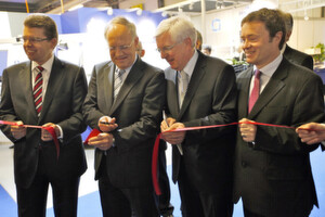 De gauche à droite: Andreas Rickenbacher, Conseiller d’Etat du Canton de Berne en charge de l’économie; Johann Schneider-Ammann, Conseiller fédéral en charge du DFE; Francis Koller, Président de SIAMS SA et Michel Probst, Ministre de l’économie de la République et Canton du Jura, inaugurent SIAMS le salon des moyens de production microtechniques. De gauche à droite: Andreas Rickenbacher, Conseiller d’Etat du Canton de Berne en charge de l’économie; Johann Schneider-Ammann, Conseiller fédéral en charge du DFE; Francis Koller, Président de SIAMS SA et Michel Probst, Ministre de l’économie de la République et Canton du Jura, inaugurent SIAMS le salon des moyens de production microtechniques.