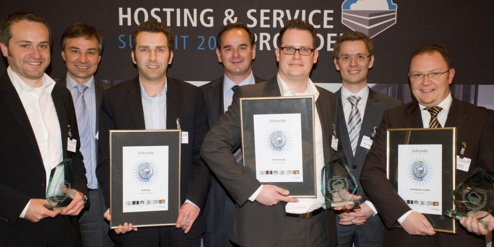 Die Preisträger mit Jury-Mitgliedern: Thomas King, Audriga, Berater Gerd Simon, Frank Dengler, Audriga, Werner Nieberle, IT-BUSINESS, Patrick Schoden, Host Europe, Daniel Hagemeier, webhosternews.com, und Daniel Strauß, InterNexum. Die Preisträger mit Jury-Mitgliedern: Thomas King, Audriga, Berater Gerd Simon, Frank Dengler, Audriga, Werner Nieberle, IT-BUSINESS, Patrick Schoden, Host Europe, Daniel Hagemeier, webhosternews.com, und Daniel Strauß, InterNexum.