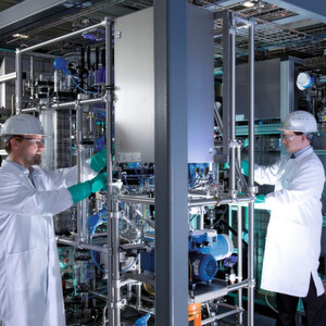 In diesem Container befindet sich eine komplette Produktionsanlage für einen zweistufigen Syntheseprozess. Jedes Bauteil nimmt die gleiche Grundfläche ein. Wie auf einem Schachbrett unterteilt sich der Containerboden dafür in 40 gleich große quadratische Felder von jeweils rund 57 mal 57 Zentimetern. In diesem Container befindet sich eine komplette Produktionsanlage für einen zweistufigen Syntheseprozess. Jedes Bauteil nimmt die gleiche Grundfläche ein. Wie auf einem Schachbrett unterteilt sich der Containerboden dafür in 40 gleich große quadratische Felder von jeweils rund 57 mal 57 Zentimetern.