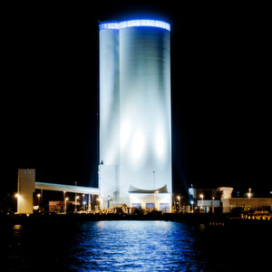 Fig. 1: Ibau hamburg led the construction of a cement terminal for Cements HeidelbergCement Group at the port of Malmö, Sweden, including a 100 metre tall multi-chamber silo.