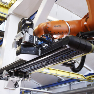 163 Einsendungen aus 27 Ländern gingen beim weltweiten Energieführungs-Wettbewerb „vector award“ ein. Den goldenen „vector“ und 5.000 EUR Preisgeld erhielten die Augsburger Robotik-Systemspezialisten der KUKA Systems GmbH. Mit einer speziellen Variante der Energiezuführung „E6“ be- und entlädt die KUKA Cobra blitzschnell gigantische Pressen. 163 Einsendungen aus 27 Ländern gingen beim weltweiten Energieführungs-Wettbewerb „vector award“ ein. Den goldenen „vector“ und 5.000 EUR Preisgeld erhielten die Augsburger Robotik-Systemspezialisten der KUKA Systems GmbH. Mit einer speziellen Variante der Energiezuführung „E6“ be- und entlädt die KUKA Cobra blitzschnell gigantische Pressen.