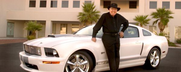 Carroll Shelby mit einem 2007er Ford Shelby Mustang. Der Konstrukteur der legendären Shelby-Sportwagen verstarb am 10. Mai 2012. Carroll Shelby mit einem 2007er Ford Shelby Mustang. Der Konstrukteur der legendären Shelby-Sportwagen verstarb am 10. Mai 2012.