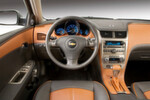 Der Diesel bietet u.a. Klimaautomatik, Touchscreen-Navi und 17-Zoll-Felgen. Die Benziner-Variante verfügt zusätzlich über Xenonlicht, Ledersitze und ein elektrisches Glas-Schiebedach.