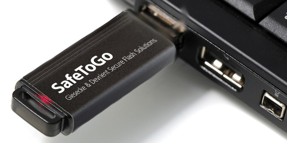 Der USB-Stick SafeToGo von Giesecke & Devrient lässt sich mit einer optionalen Softwarelösung zentral managen und beherrscht Hardwareverschlüsselung mit 256 Bit AES. Der USB-Stick SafeToGo von Giesecke & Devrient lässt sich mit einer optionalen Softwarelösung zentral managen und beherrscht Hardwareverschlüsselung mit 256 Bit AES.