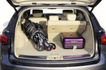 Mit 4,87 Metern Gesamtlänge ist der FX ein großes Auto, aber kein unhandlicher Schrank. Auch das Gepäckabteil schluckt einiges.