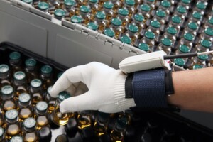 Der RFID-Handschuh ermöglicht die mobile Item-Identifikation beim Kommissionieren oder Montieren. Der RFID-Handschuh ermöglicht die mobile Item-Identifikation beim Kommissionieren oder Montieren.