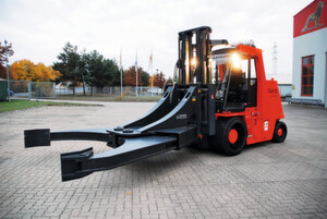 Mit Greifzangen dieser Dimensionen hat der Stapler das Transportgut fest im Griff.