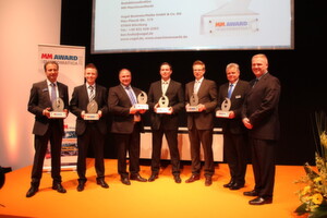 Vertreter der Gewinnerfirmen nehmen die MM Award zur Aotomatica 2012 entgegen.