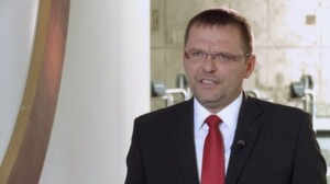 Roland Edel: „Die Herausforderung war, den Güterverkehr emissionsärmer, effizienter und auch sicherer zu machen. Damit ist es unumgänglich, LKW zu elektrifizieren.“ Roland Edel: „Die Herausforderung war, den Güterverkehr emissionsärmer, effizienter und auch sicherer zu machen. Damit ist es unumgänglich, LKW zu elektrifizieren.“