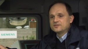 Jürgen Fetzer: „Dank seines Hybridantriebs fährt der eHighway-LKW an der Oberleitung rein elektrisch und dort wo es nötig ist ohne Oberleitung dieselelektrisch. Der Fahrer merkt dabei keinen Übergang.“ Jürgen Fetzer: „Dank seines Hybridantriebs fährt der eHighway-LKW an der Oberleitung rein elektrisch und dort wo es nötig ist ohne Oberleitung dieselelektrisch. Der Fahrer merkt dabei keinen Übergang.“