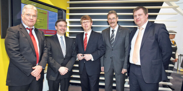 Wolfgang Schulz, PDV-Systeme GmbH, Dr. Wilfried Bernhardt, Staatssekretär des Sächsischen Staatsministeriums der Justiz und für Europa, Harald Lemke, Sonderbeauftragter für eGovernment und eJustice der Deutschen Post, Dr. Gerhard Gey, Landrat des Landkreises Leipzig und Martin Schmeling, Geschäftsführer, Kommunale Informationsverarbeitung Sachsen (KISA) Wolfgang Schulz, PDV-Systeme GmbH, Dr. Wilfried Bernhardt, Staatssekretär des Sächsischen Staatsministeriums der Justiz und für Europa, Harald Lemke, Sonderbeauftragter für eGovernment und eJustice der Deutschen Post, Dr. Gerhard Gey, Landrat des Landkreises Leipzig und Martin Schmeling, Geschäftsführer, Kommunale Informationsverarbeitung Sachsen (KISA)