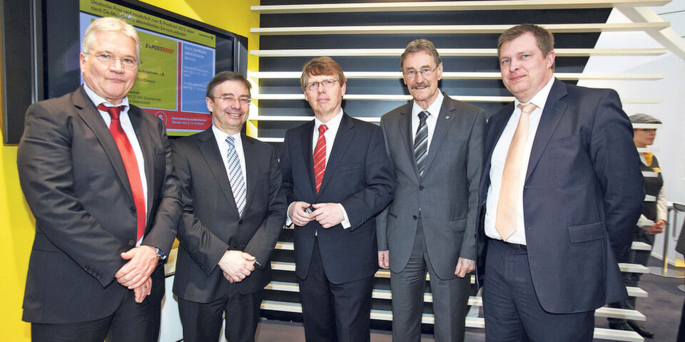 Wolfgang Schulz, PDV-Systeme GmbH, Dr. Wilfried Bernhardt, Staatssekretär des Sächsischen Staatsministeriums der Justiz und für Europa, Harald Lemke, Sonderbeauftragter für eGovernment und eJustice der Deutschen Post, Dr. Gerhard Gey, Landrat des Landkreises Leipzig und Martin Schmeling, Geschäftsführer, Kommunale Informationsverarbeitung Sachsen (KISA) Wolfgang Schulz, PDV-Systeme GmbH, Dr. Wilfried Bernhardt, Staatssekretär des Sächsischen Staatsministeriums der Justiz und für Europa, Harald Lemke, Sonderbeauftragter für eGovernment und eJustice der Deutschen Post, Dr. Gerhard Gey, Landrat des Landkreises Leipzig und Martin Schmeling, Geschäftsführer, Kommunale Informationsverarbeitung Sachsen (KISA)