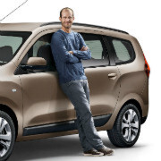 Ex-Fußballprofi Mehmet Scholl wirbt für den Dacia Lodgy.
