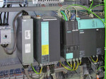 Modular und kompakt ist der Antriebsverband Sinamics S120 mit Einspeisung und Controller Extensions Simotion CX32 für insgesamt 13 Servoachsen an Hauptmaschine und Stapeltisch.