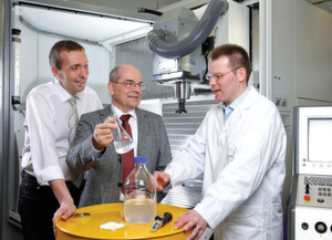 Sie entwickelten einen Kühlschmierstoff aus wässrigen Biopolymeren (v.l.): Dr. Peter Eisner, Dr. Michael Menner und Andreas Malberg.