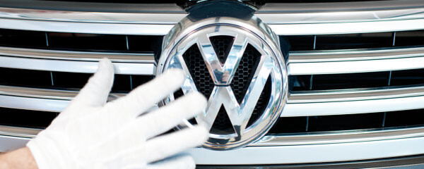 Volkswagen und die IG-Metall haben sich auf einen Haustarifvertrag geeinigt. Neben einer Lohnerhöhng für die Stammbelegschaft, beinhaltet er auch Verbesserungen für Azubis und Leiharbeiter. Volkswagen und die IG-Metall haben sich auf einen Haustarifvertrag geeinigt. Neben einer Lohnerhöhng für die Stammbelegschaft, beinhaltet er auch Verbesserungen für Azubis und Leiharbeiter.