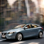 Eine Deutschlandpremiere feiert Volvo mit dem V40. Das Schrägheckmodell wurde vollständig neu entwickelt und verfügt als weltweit erstes Fahrzeug ab Werk über einen Fußgänger-Airbag.