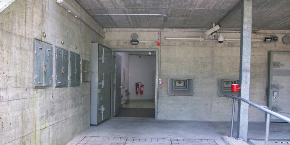 Bis ins Jahr 2006 wurde der ins Bergmassiv getriebene Bunker jahrzehntelang vom Schweizer Militär und deren Luftabwehr genutzt - heute fungieren die Stollen als hochsicheres Cloud-Rechenzentrum. Im Bild: der mit Panzertüren abgesicherte erste Eingang in die Bunkeranlage. Bis ins Jahr 2006 wurde der ins Bergmassiv getriebene Bunker jahrzehntelang vom Schweizer Militär und deren Luftabwehr genutzt - heute fungieren die Stollen als hochsicheres Cloud-Rechenzentrum. Im Bild: der mit Panzertüren abgesicherte erste Eingang in die Bunkeranlage.