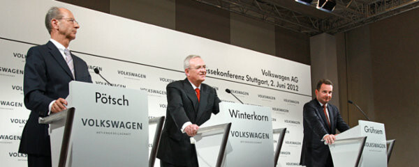 Prof. Dr. Martin Winterkorn, Vorstandsvorsitzender der Volkswagen AG, mit Hans Dieter Pötsch (links), Mitglied des Vorstandes der Volkswagen AG, Geschäftsbereich ’Finanzen und Controlling’, und Stephan Grühsem, Generalbevollmächtigter der Volkswagen AG, Geschäftsbereich ’Konzernkommunikation’ während der Pressekonferenz zur strukturellen und personellen Neuaufstellung des Konzerns. Prof. Dr. Martin Winterkorn, Vorstandsvorsitzender der Volkswagen AG, mit Hans Dieter Pötsch (links), Mitglied des Vorstandes der Volkswagen AG, Geschäftsbereich ’Finanzen und Controlling’, und Stephan Grühsem, Generalbevollmächtigter der Volkswagen AG, Geschäftsbereich ’Konzernkommunikation’ während der Pressekonferenz zur strukturellen und personellen Neuaufstellung des Konzerns.