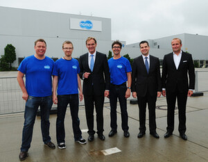 Im Bild (v.l.): Momox-GF Timm Langhorst, Momox-Gründer Christian Wegner, OB Burkhard Jung, Momox-COO/CFO Oliver Dahms, GRK-Vorstand Andreas Rühle und Vicus-Vorstand Michael Klemmer.