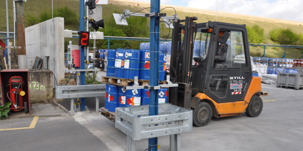 Per Lichtschranke und RFID-Lesegerät werden am Lagerplatz von Currenta die Entsorgungsintervalle der Gebinde überwacht. Per Lichtschranke und RFID-Lesegerät werden am Lagerplatz von Currenta die Entsorgungsintervalle der Gebinde überwacht.
